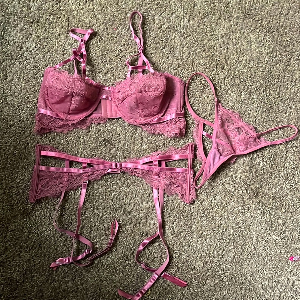 CLOSET CLEANOUT Never been worn!! Lingerie set FOR SALE